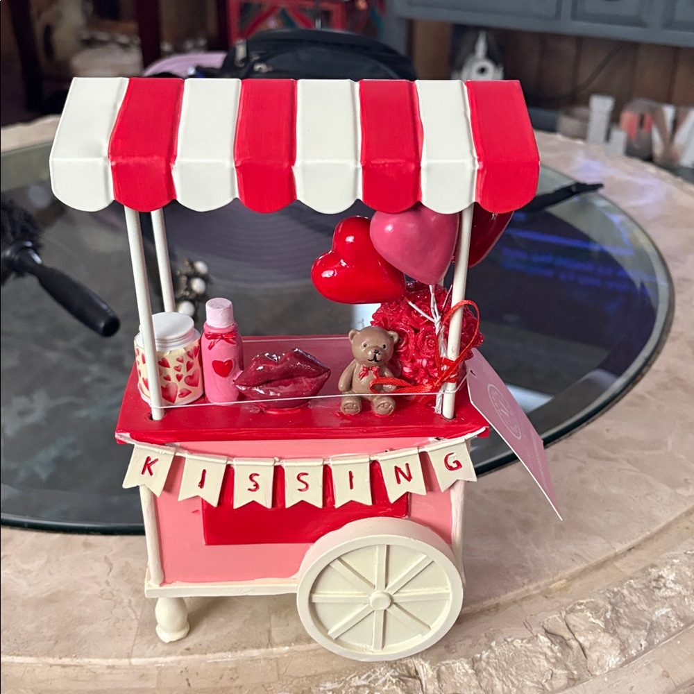 NWT/Martha Stewart Seasonal Valentine Kiosk Decor - Red & Cream - Picture 17 of 17